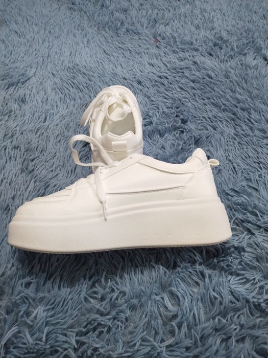 Продам женские кроссовки.