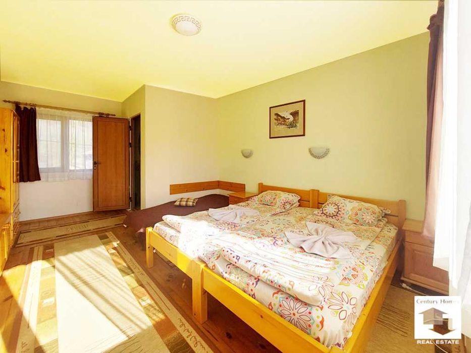 116249 Къща с 8 спални, механа и добре аранжиран двор в с. Емен