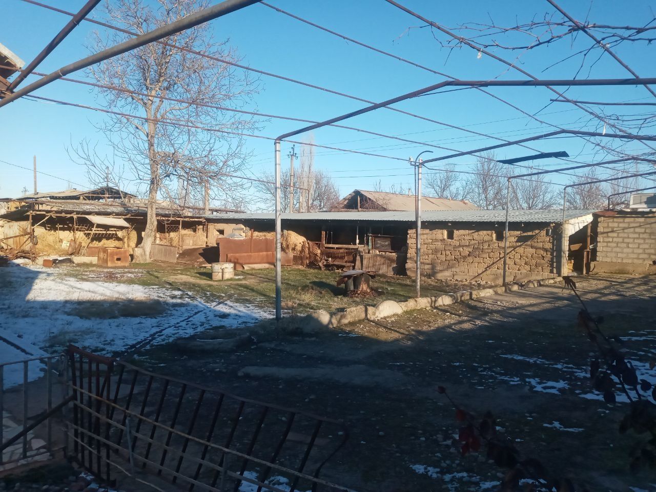 Уй жой сотилади 
25 соток ер
Газ свет сув хаммаси бор 
Канализация бор