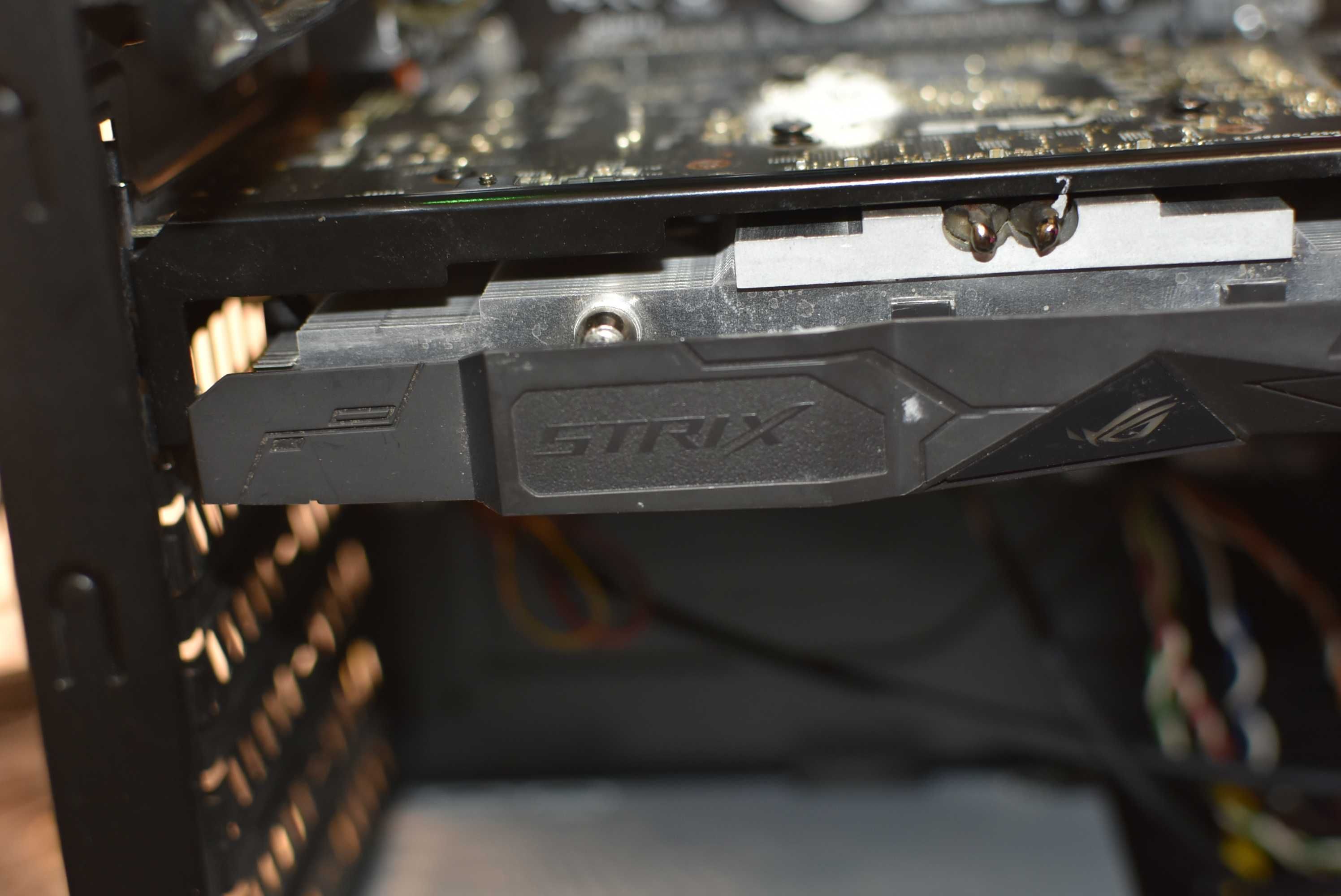 Компютър за игри - Asus Strix RX 470 8 GB G4400 8 GB DDR4 SSD