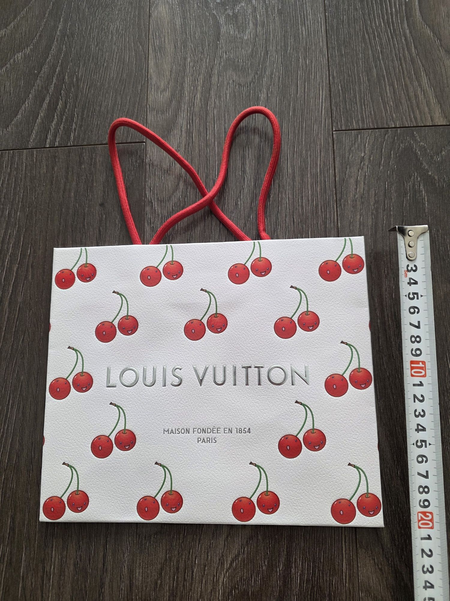 Хартиени чанти DIOR и Louis Vuitton