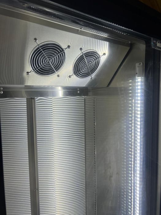 Vitrina frigorifica neagra cu racire prin ventilatie