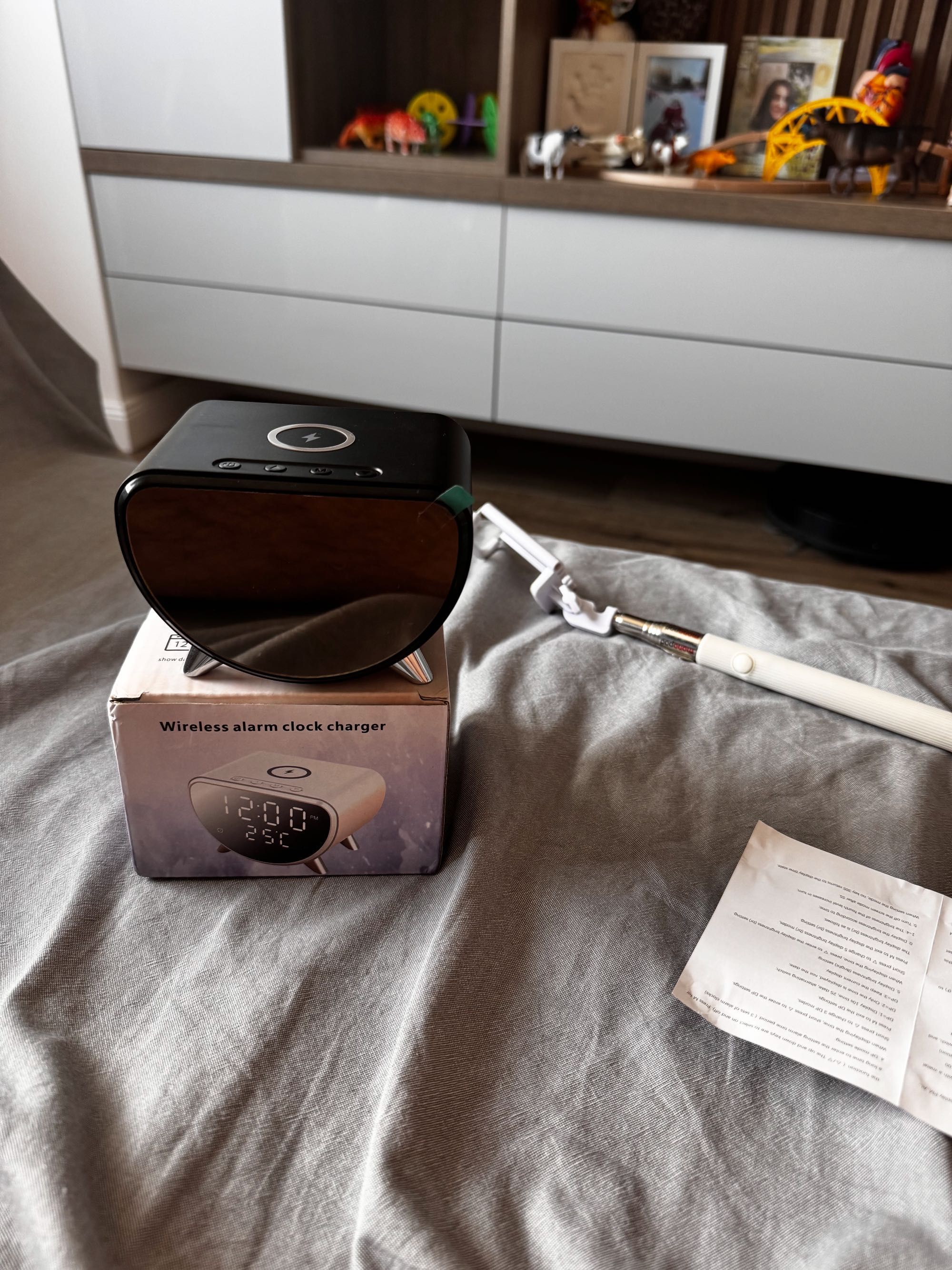 Ceas de birou cu încărcător wireless