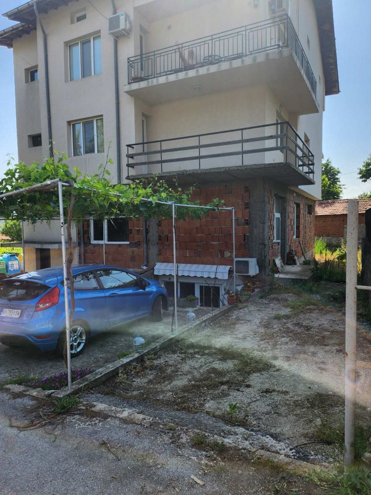 Продава се самостоятелен етаж от къща