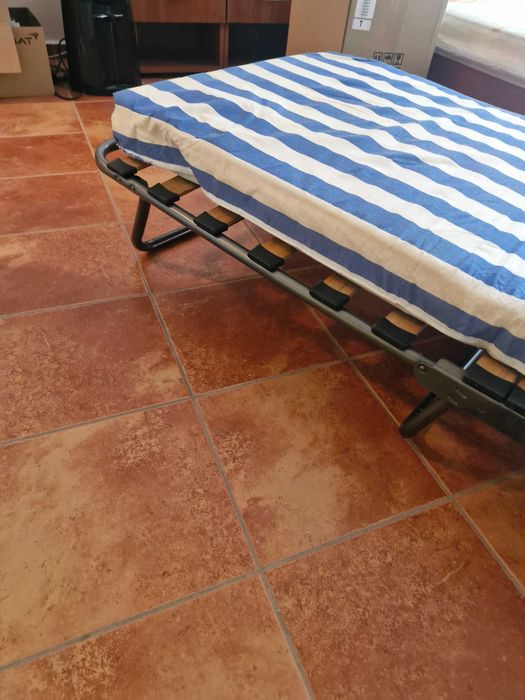 Продава се сгъваемо походно легло