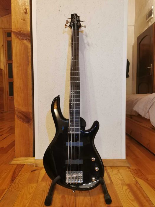 5-струнен бас Cort Action V