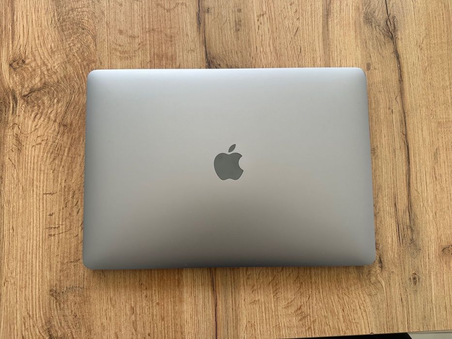 MacBook Air 13" M1 Chip 8-Core CPU, 8-Core GPU, 16GB RAM, 512SSD