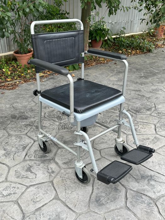 Scaun cu rotile si toaleta mobila
