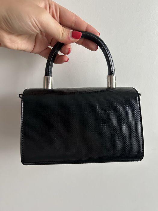 Малка черна дамска чанта Guess