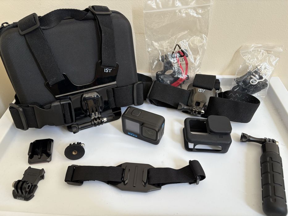 GoPro HERO 11 + пълен комплект аксесоари – почти нова