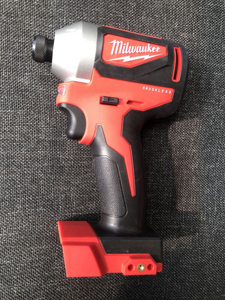 Milwaukee autofiletanta cu impact noua 18 v