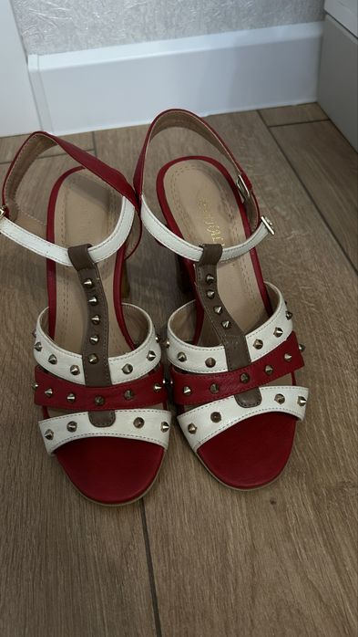 Продам кожаные босоножки