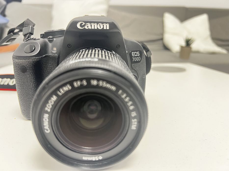 Aparat foto DSLR Canon EOS 700D + Obiectiv 18.55 mm cu stabilizator