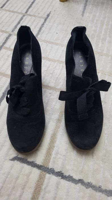 Замшевые ботильоны, чёрные на шнурке