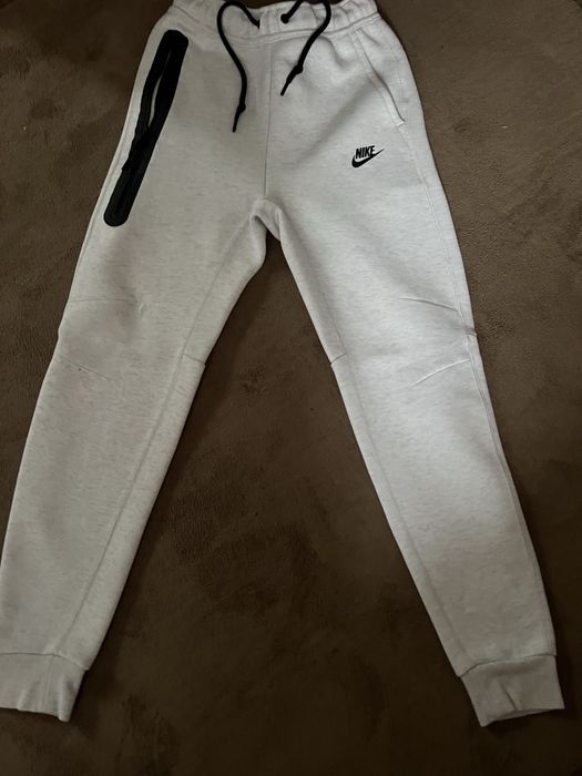 Екип на Nike бял