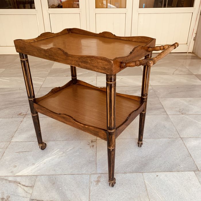 Винтидж масичка на колелца-сервира стил и чар