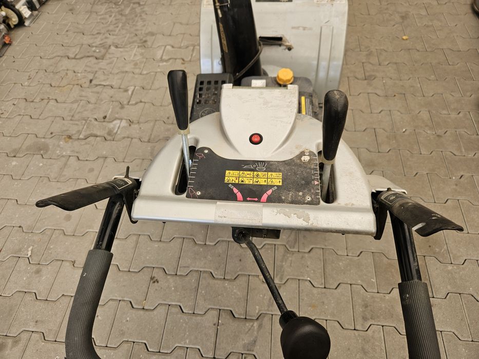 Freză de zăpadă cu motor