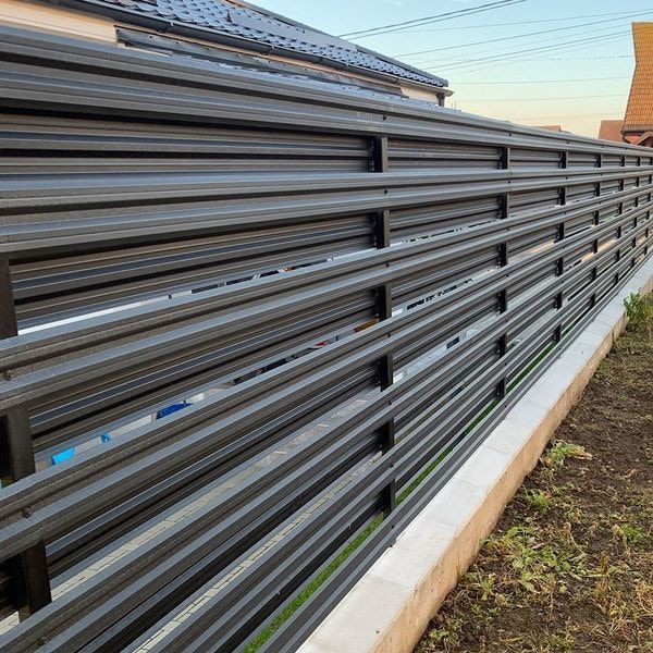 Garduri și porți stil jaluzea șipcă metalică tabla cutata