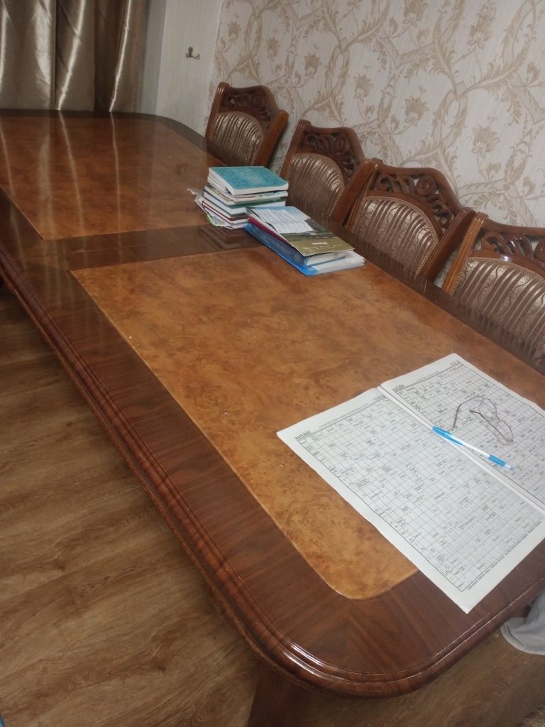 Продается стол со стульями