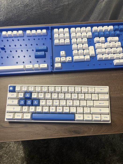 Tastatura full custom qwertykey, cu taste akko.