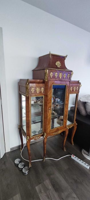 Историческа витрина в стил Empire