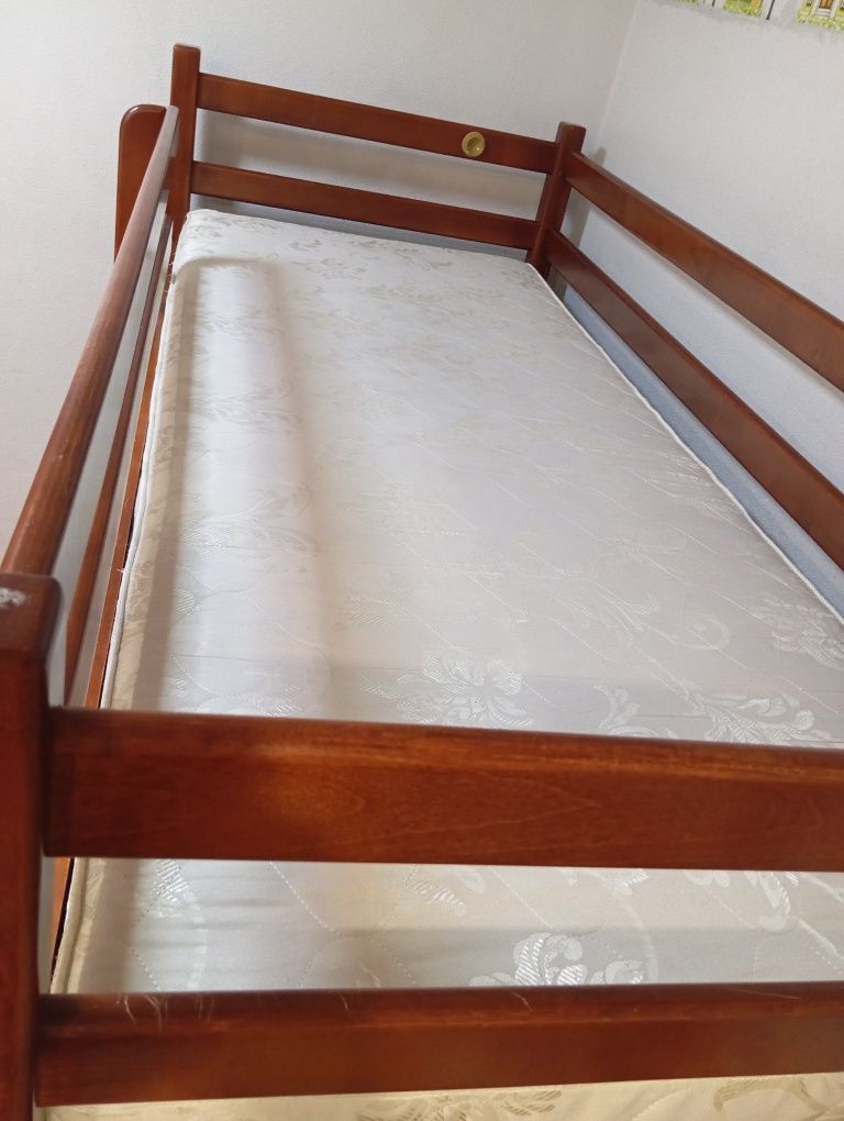 Кровать двухъярусная деревянная