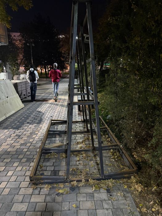 Пирамида для стекло продаётся срочно высота 3 м , длина 2,5 м