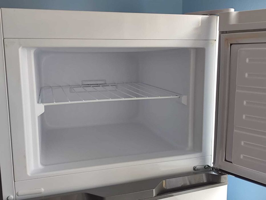 Vînd frigider Sharp, aflat într-o stare excelentă