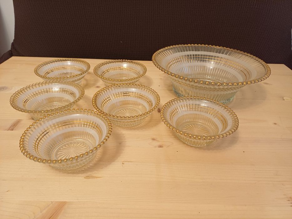 Set vintage deosebit 6 boluri mici / farfurioare si bol mare desert