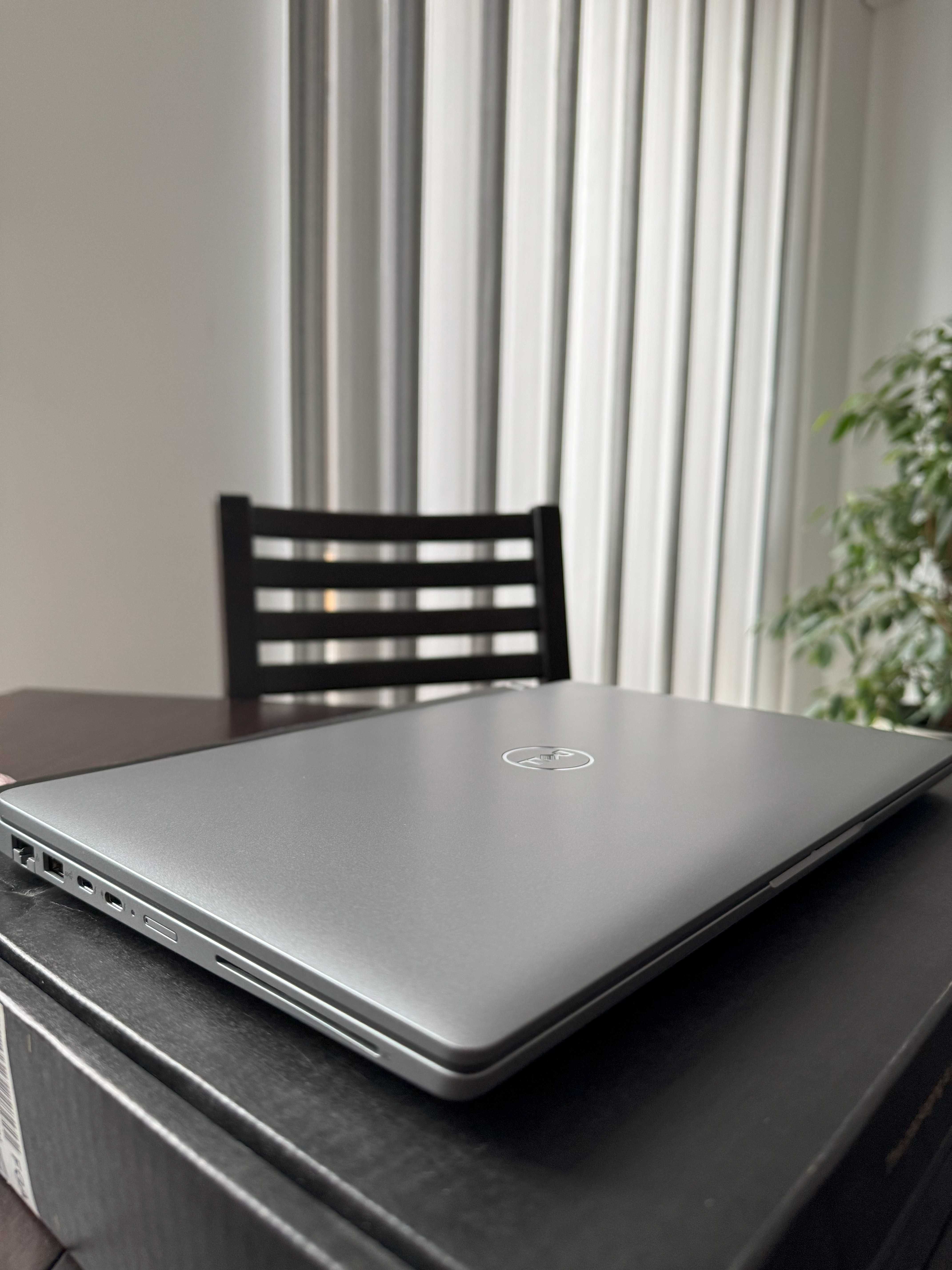 Лаптоп DELL Latitude 5440 Intel i7 / 16GB DDR5 / НОВ