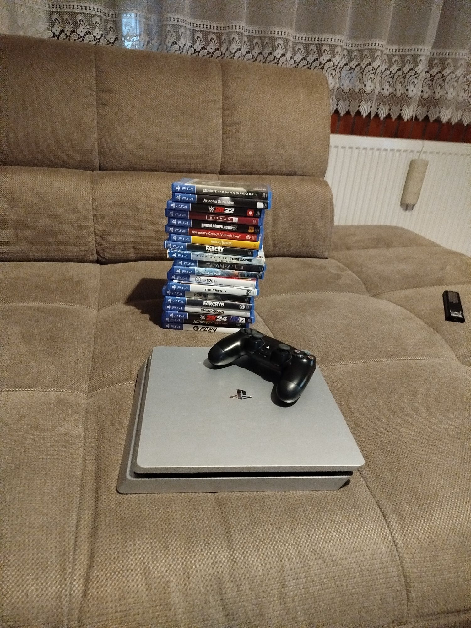 Vând ps4 slim de 256 gb +20 de jocuri + un controller
