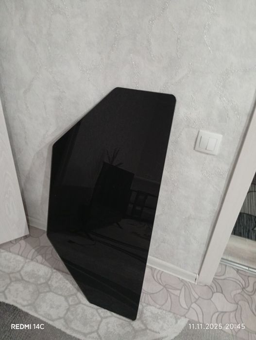 Чёрное глянцевое стекло