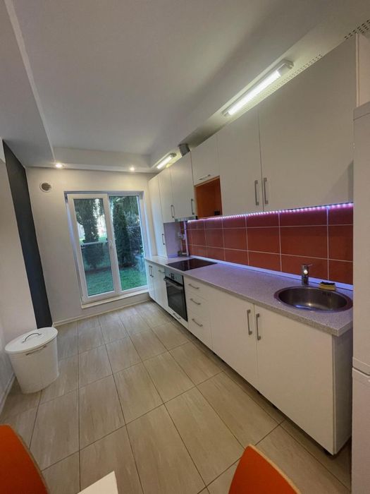 Cosmopolis, închiriez apartament 2 camere, parter cu gradina