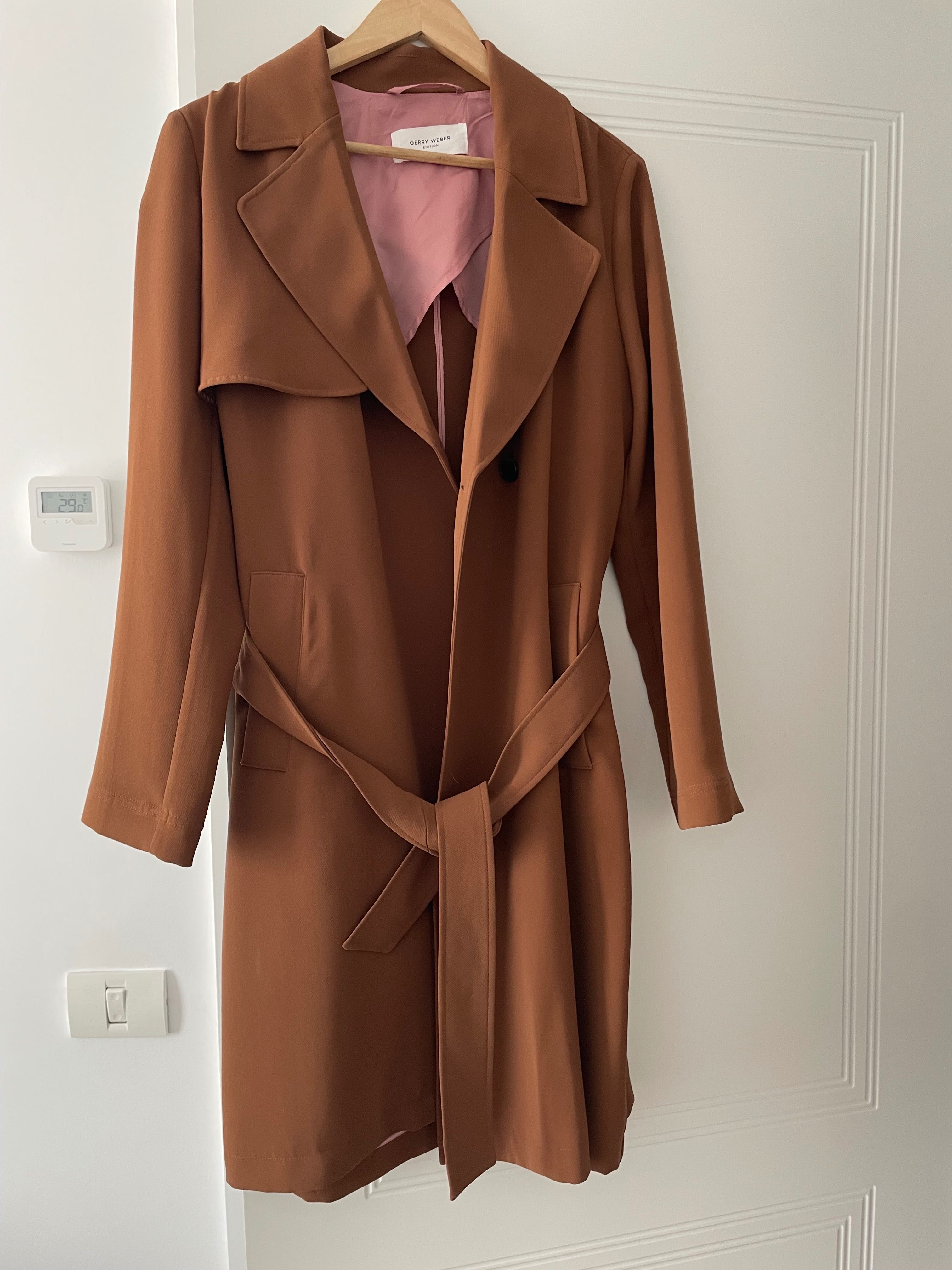 Vand pardesiu Gerry Weber in stare foarte buna