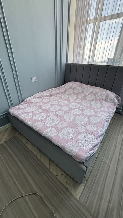Двуспальная кровать с матрасом
