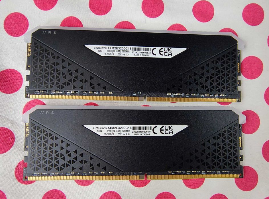 Memorie Ram Corsair VENGEANCE RGB RS 32GB (2 x 16) DDR4 3200MHz.