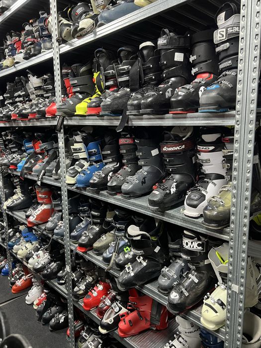 Peste 600 schiuri ski schi si 600 per de clapari  skiuri atomic head