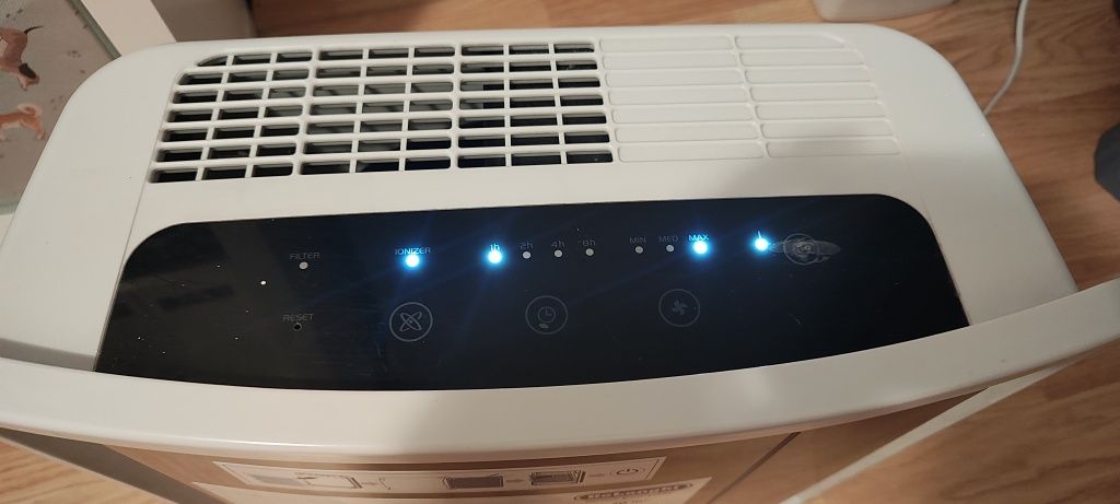 Vând purificator de aer De'Longhi AC100