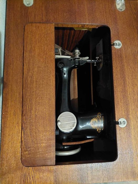 Крачна шевна машина Singer - шкаф