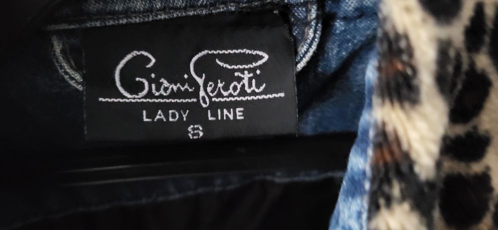 Vând geaca denim