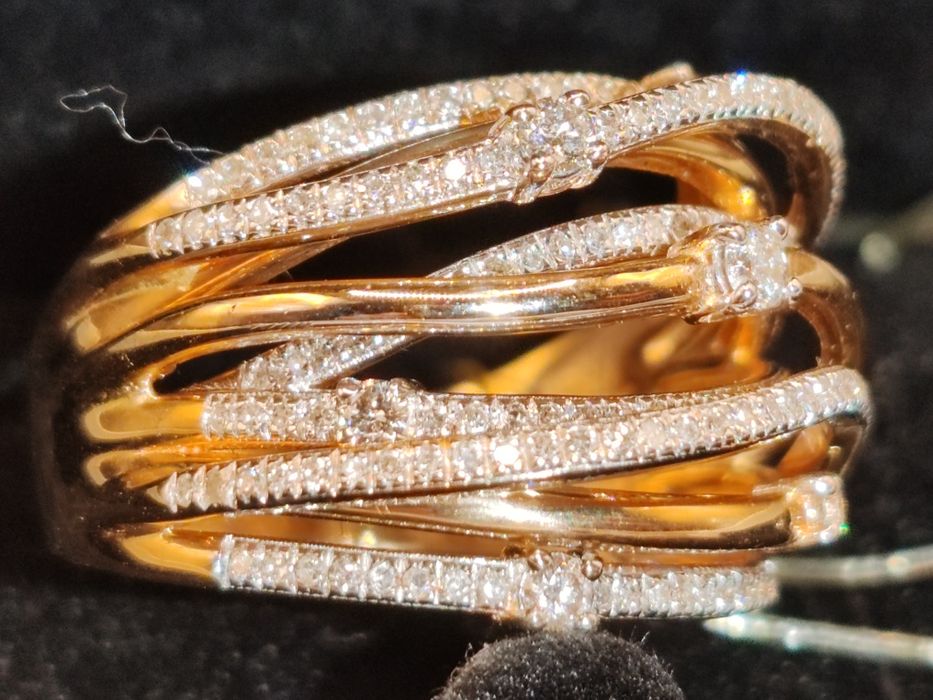 Шикарное новое золотое кольцо с сияющими бриллиантами