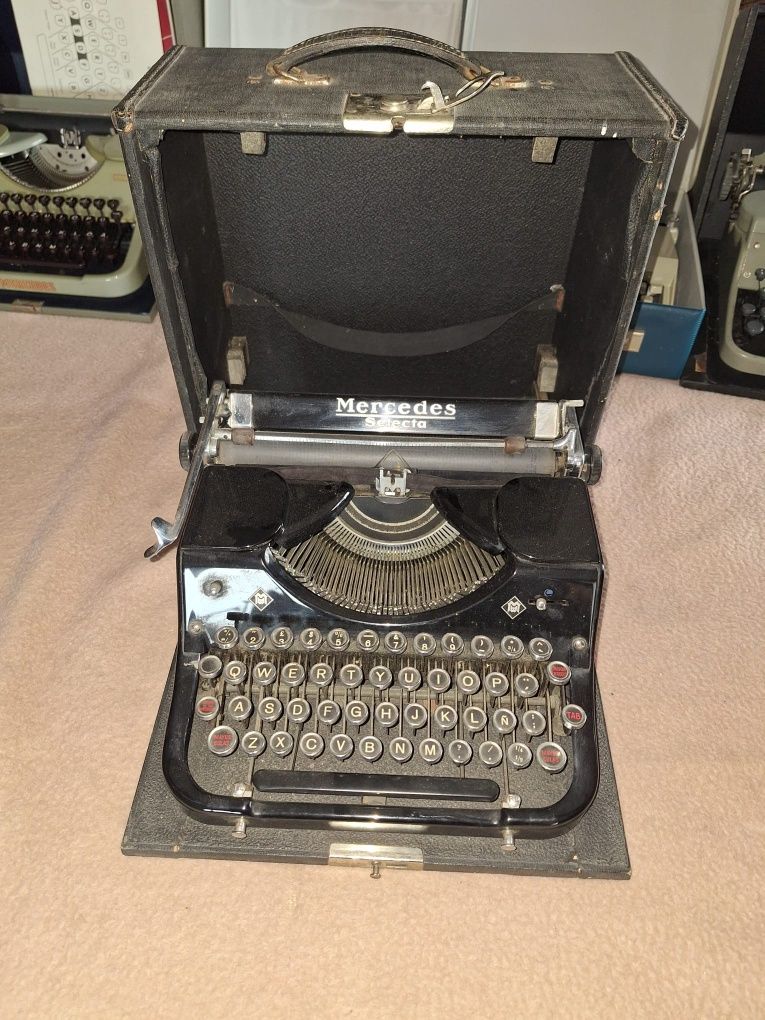 Masina de scris portabila, veche Mercedes.