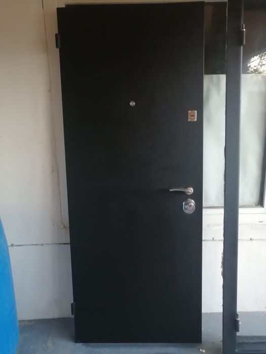 Продается входная металлическая дверь