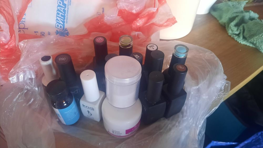 Продам профессиональные гелевые лаки , топы глянцевый, матовый база