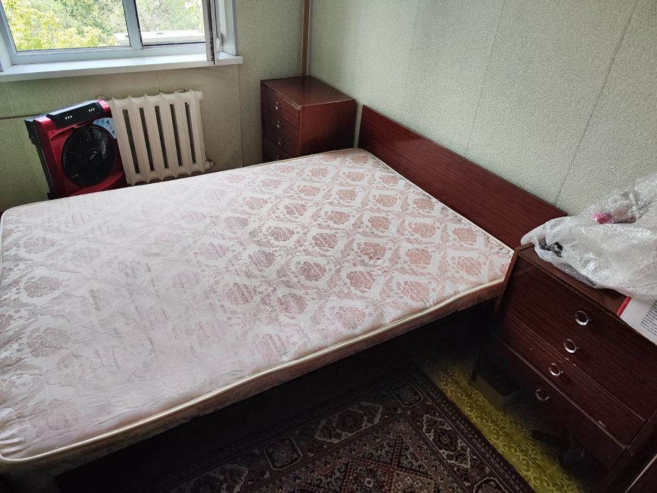 Продам спальный гарнитур с артопедическим матрасом..