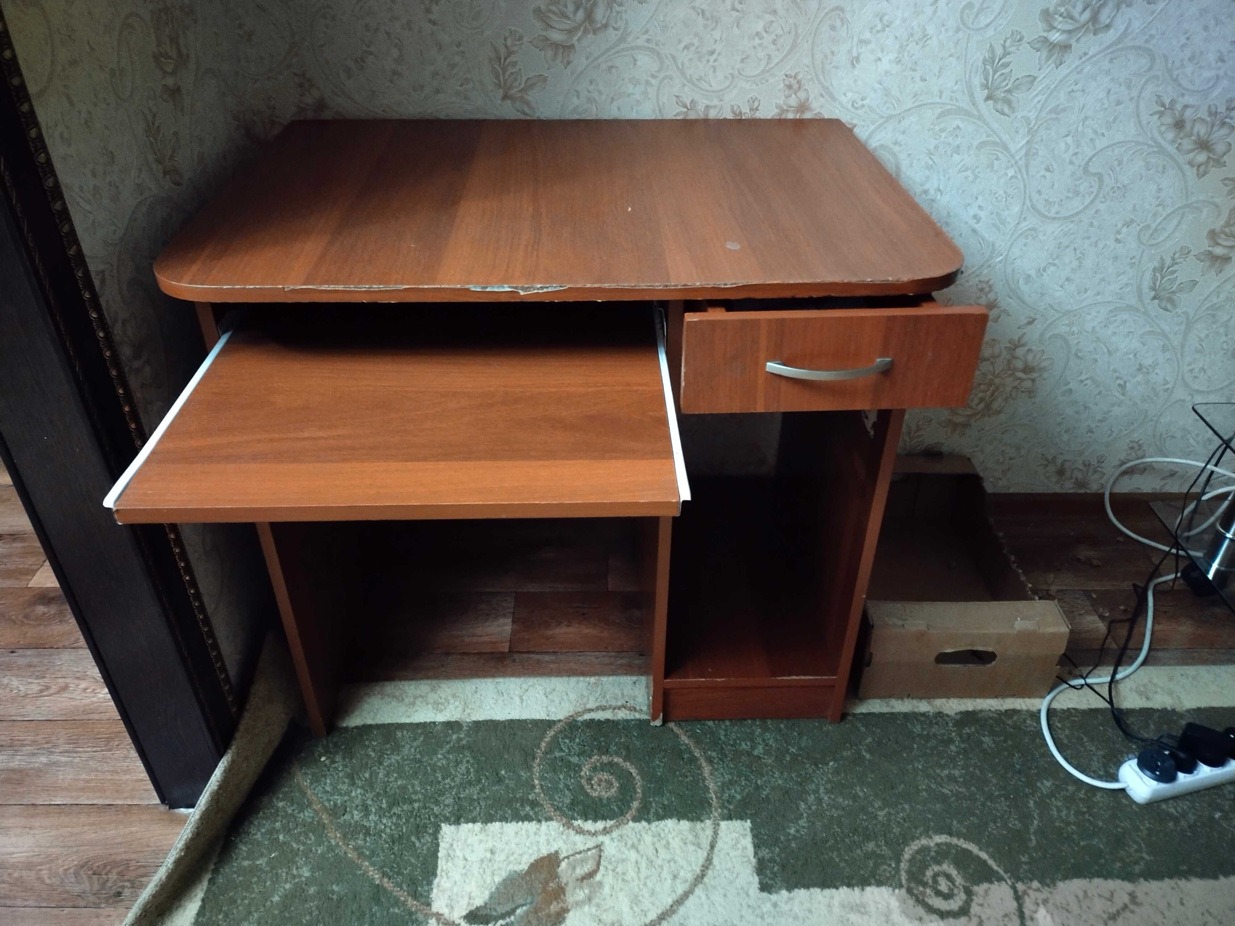 Стол компьютерный.