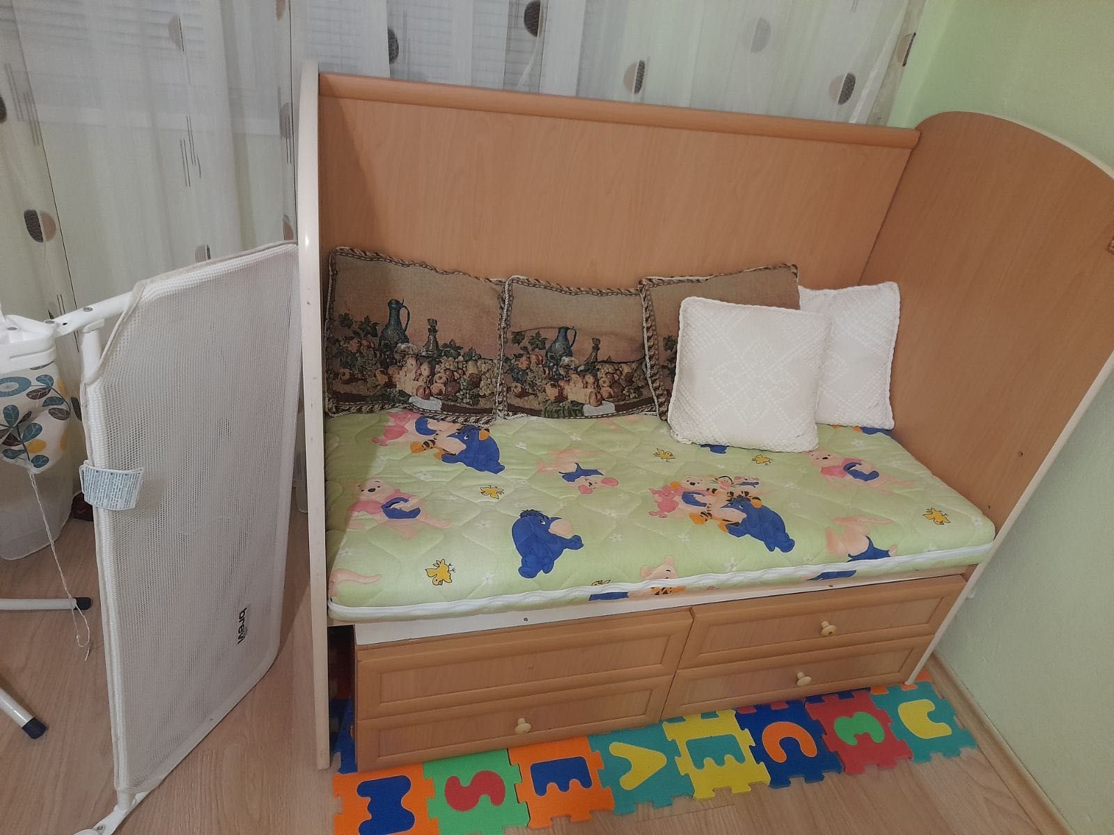 Детско дървено легло с подарък матрак и подвижна преграда