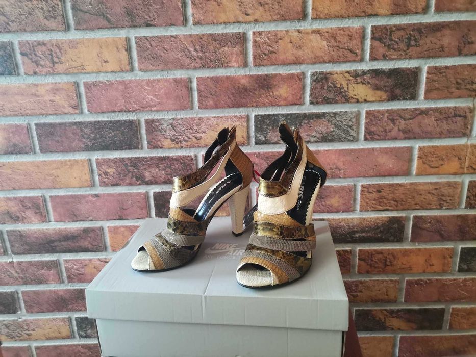 Елегантни дамски обувки с висок ток. Животински принт.