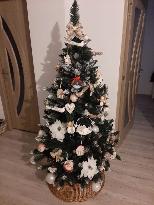 Brad artificial de craciun si decoratiuni