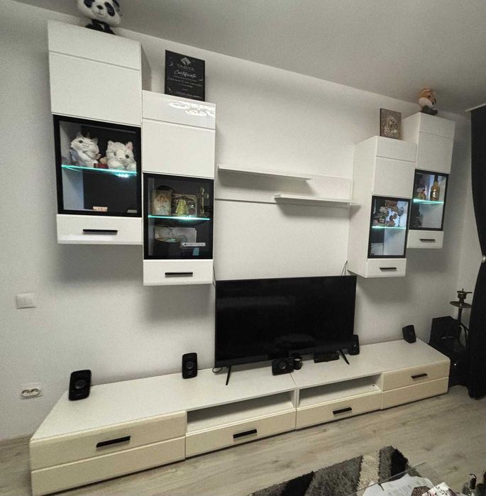 Vand set mobila living cu front MDF alb lucios si iluminare LED